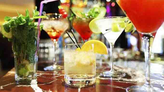 ¿Qué bebidas hay que tener en un bar?