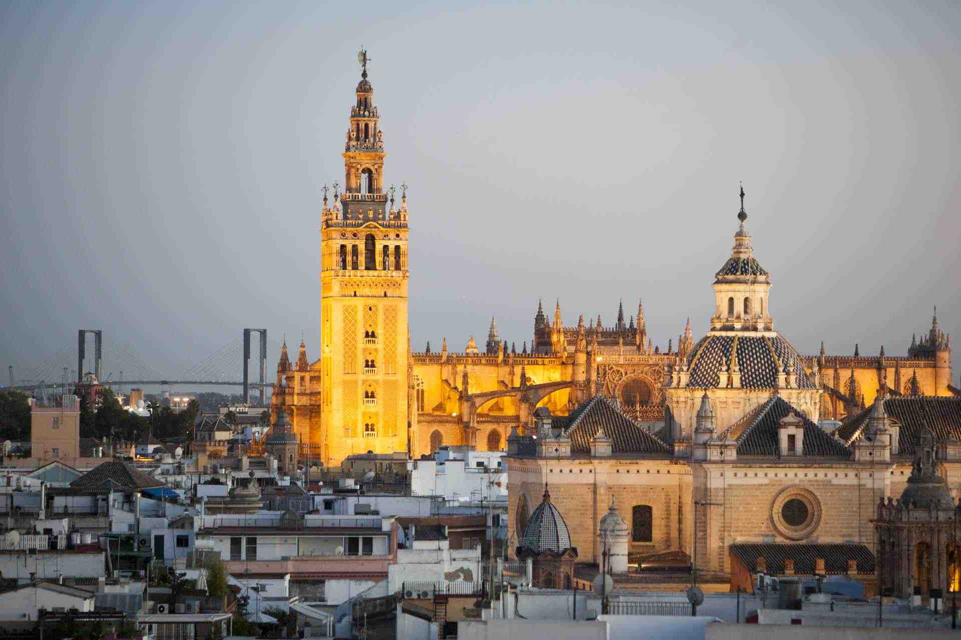 ¿Qué ciudad es más grande Granada o Sevilla?